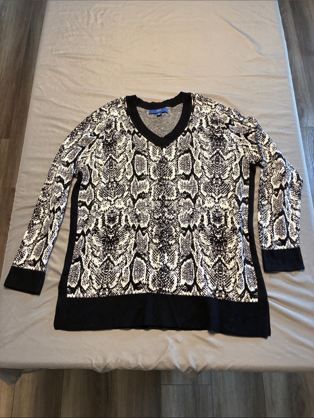 Apt. 9 Black and White V-Neck Snake Print Sweater
